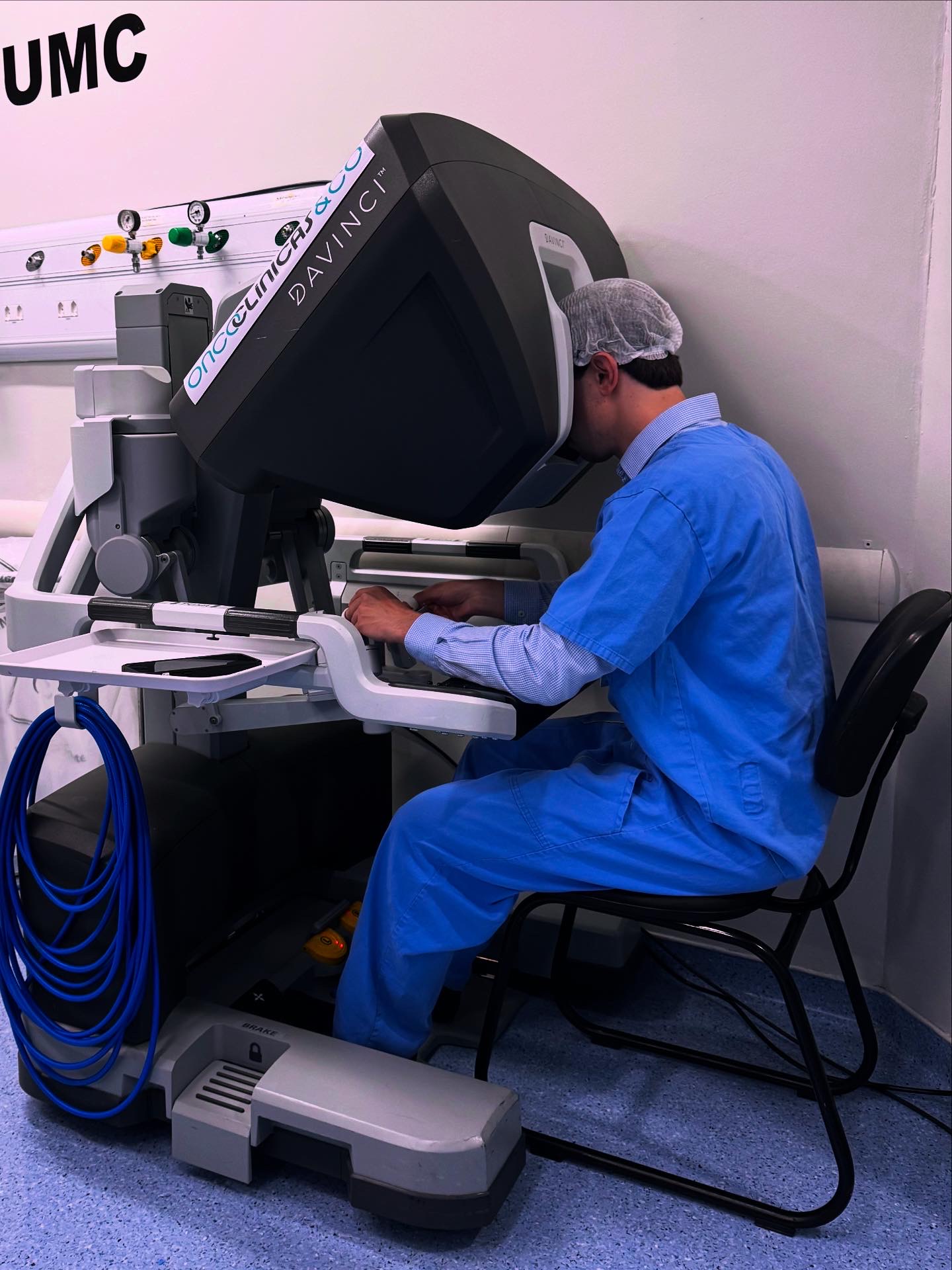 Ao console do robô Da Vinci